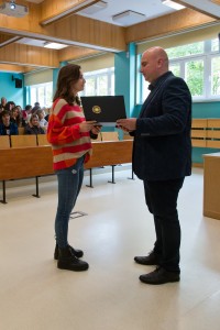 wręczenie certyfikatu uczestnictwa w warsztatach. Kliknij, aby powiększyć zdjęcie.